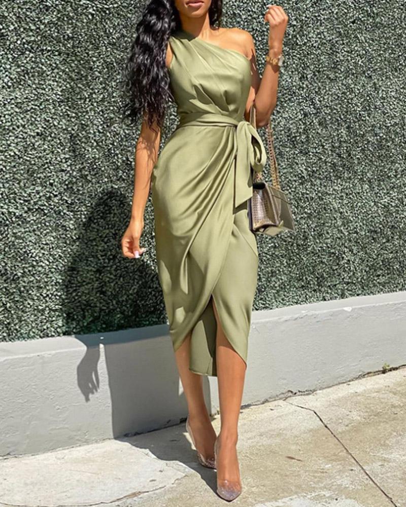 Damenkleid mit unregelmäßigen, schrägen Schultern