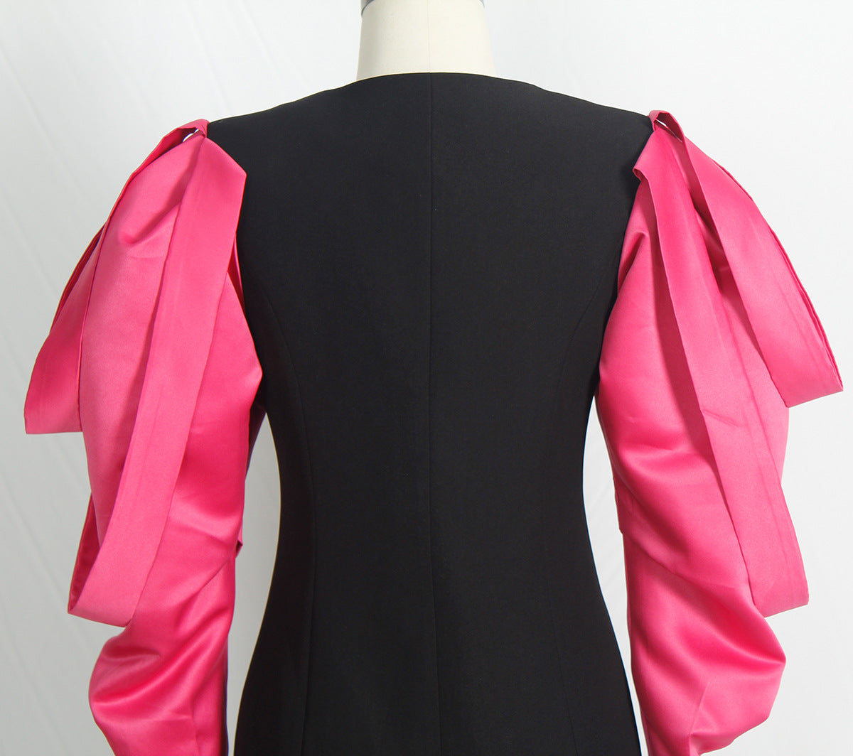 Frauen tragen Herbst Winter V-Ausschnitt farblich passende Puffärmel kreative Nischen Damenkleid