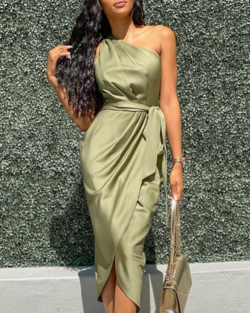 Damenkleid mit unregelmäßigen, schrägen Schultern