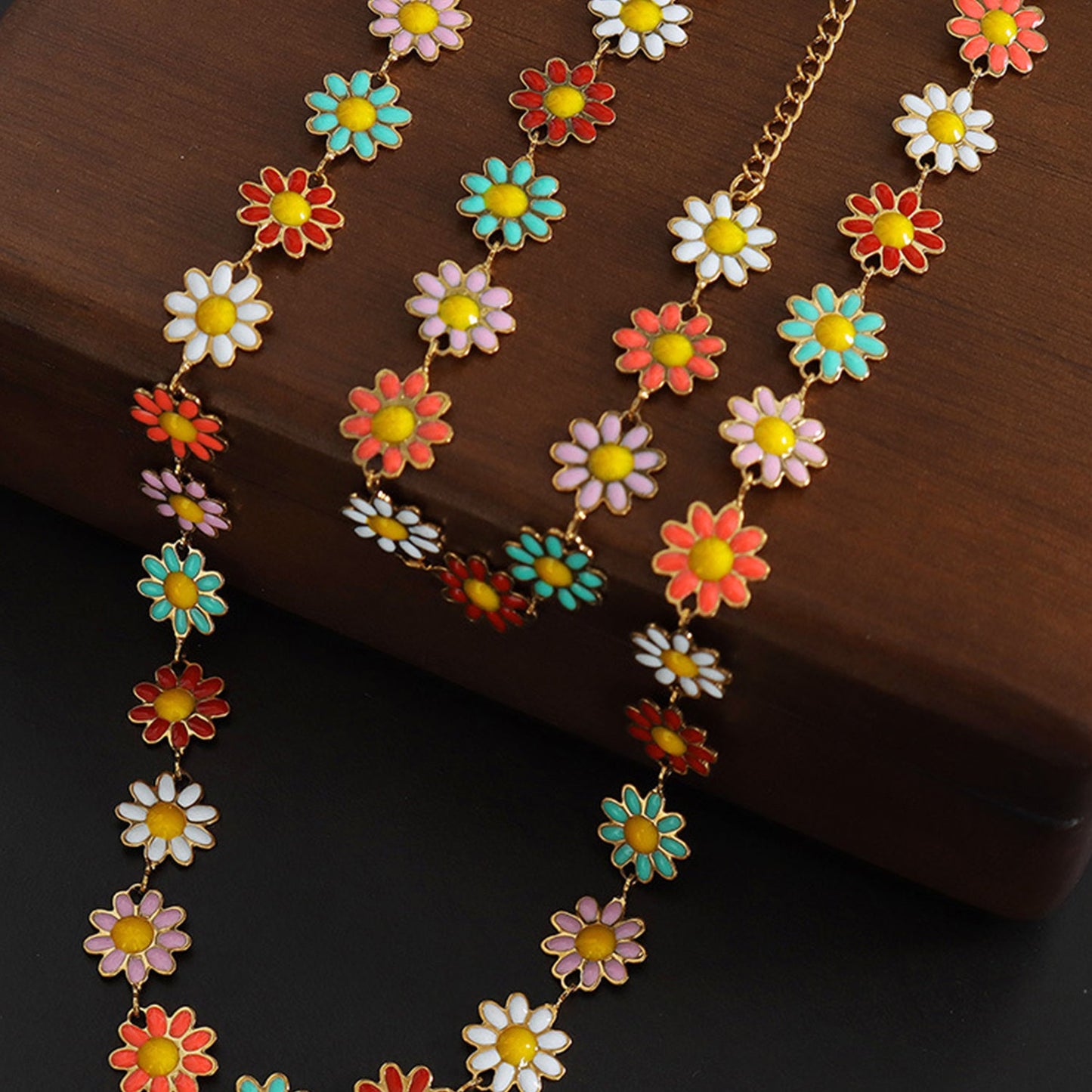 Collier en acier titane avec goutte d'huile et fleur