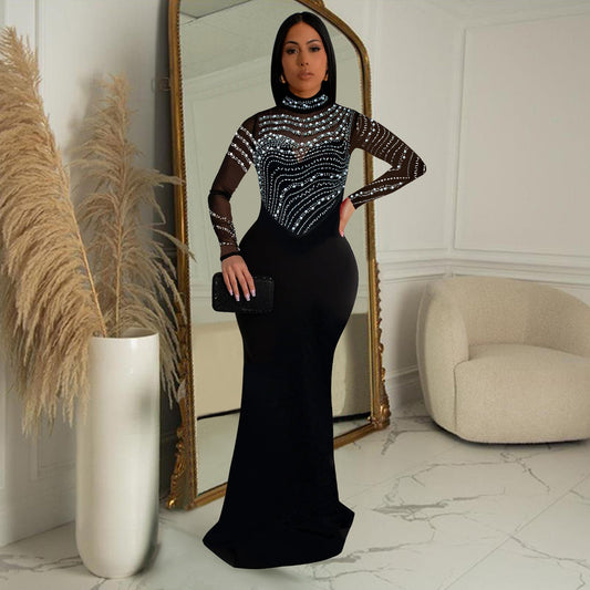 Damen tragen einfarbiges Maxikleid mit Drillingen