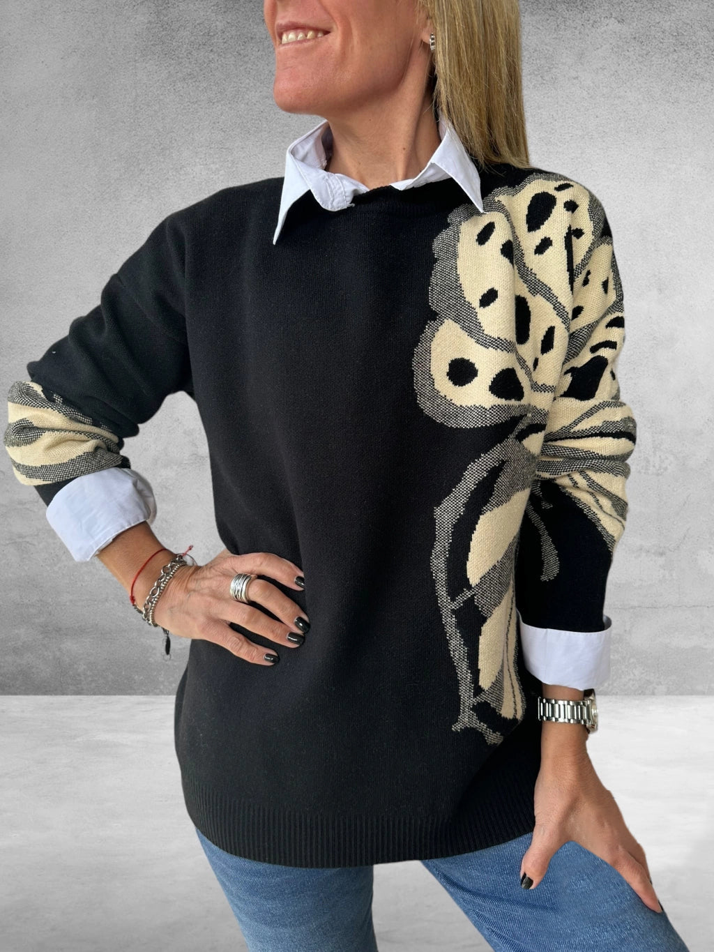 Women's Round Neck Printed Pullover Sweater Black and apricot