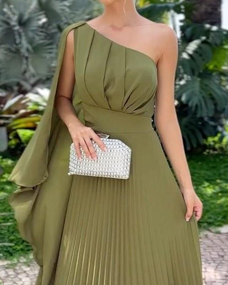 One shoulder pleated solid color dress