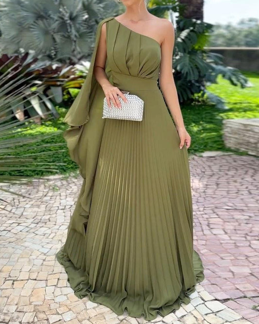 One shoulder pleated solid color dress