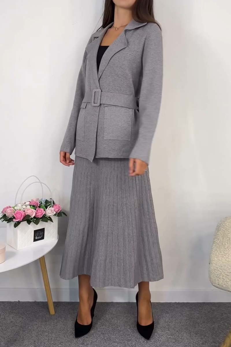 Women's lapel blazer and pleated skirt knitted suit