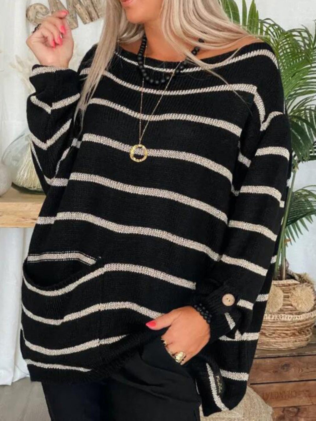 Women's Striped Contrast Pocket Crew Neck Sweater Black