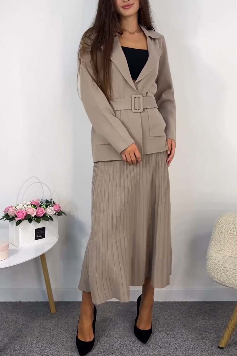 Women's lapel blazer and pleated skirt knitted suit