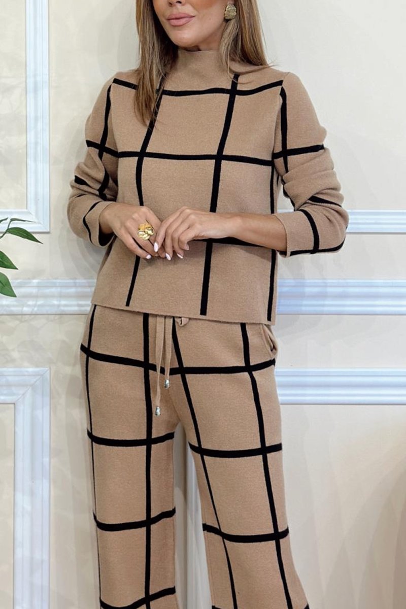 Women's contrast check knitted suit